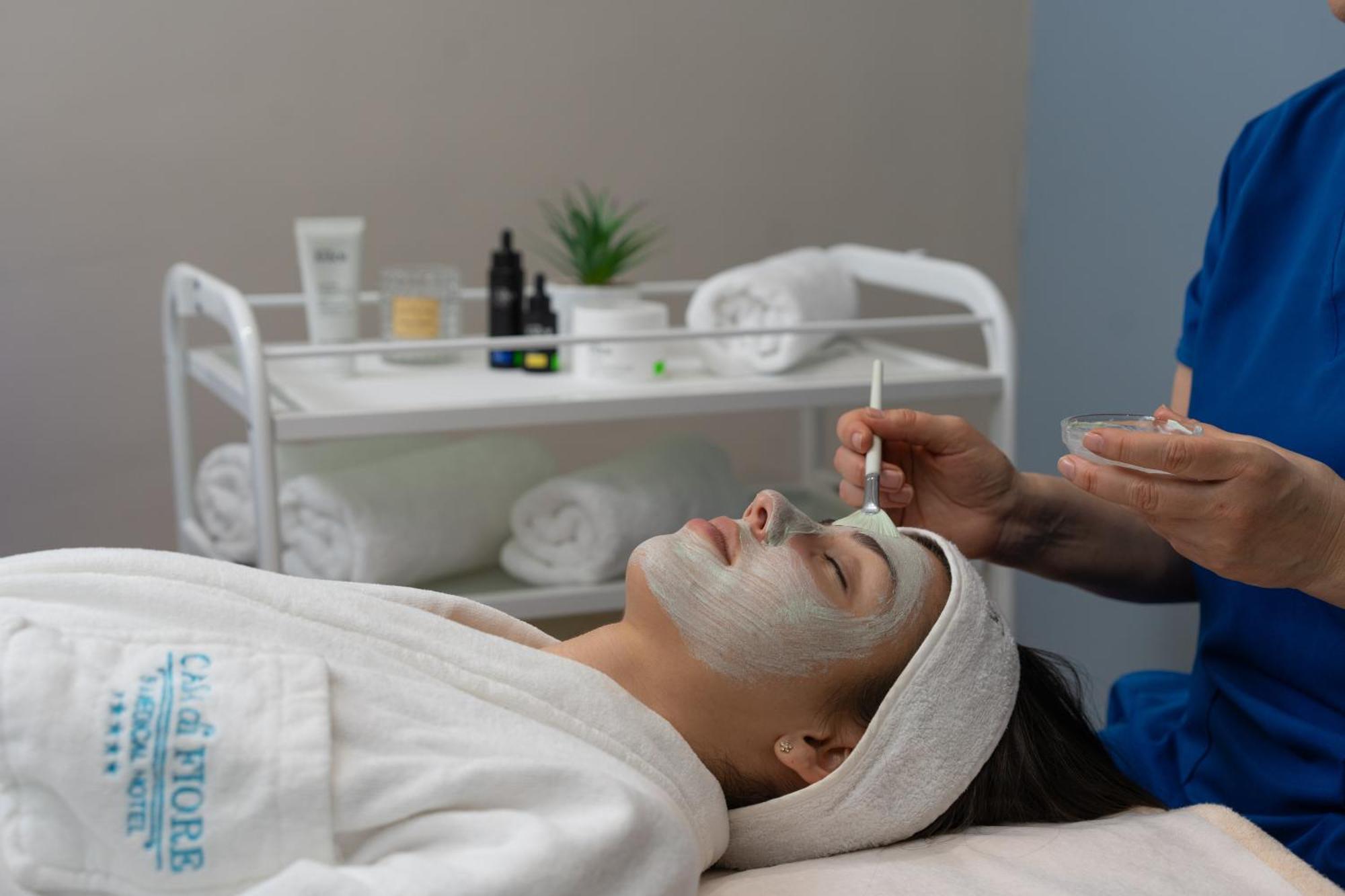 Casa Di Fiore Spa And Medical Hotel, Mineral Pools & Private Beach Kranevo Kültér fotó A woman receiving a facial treatment