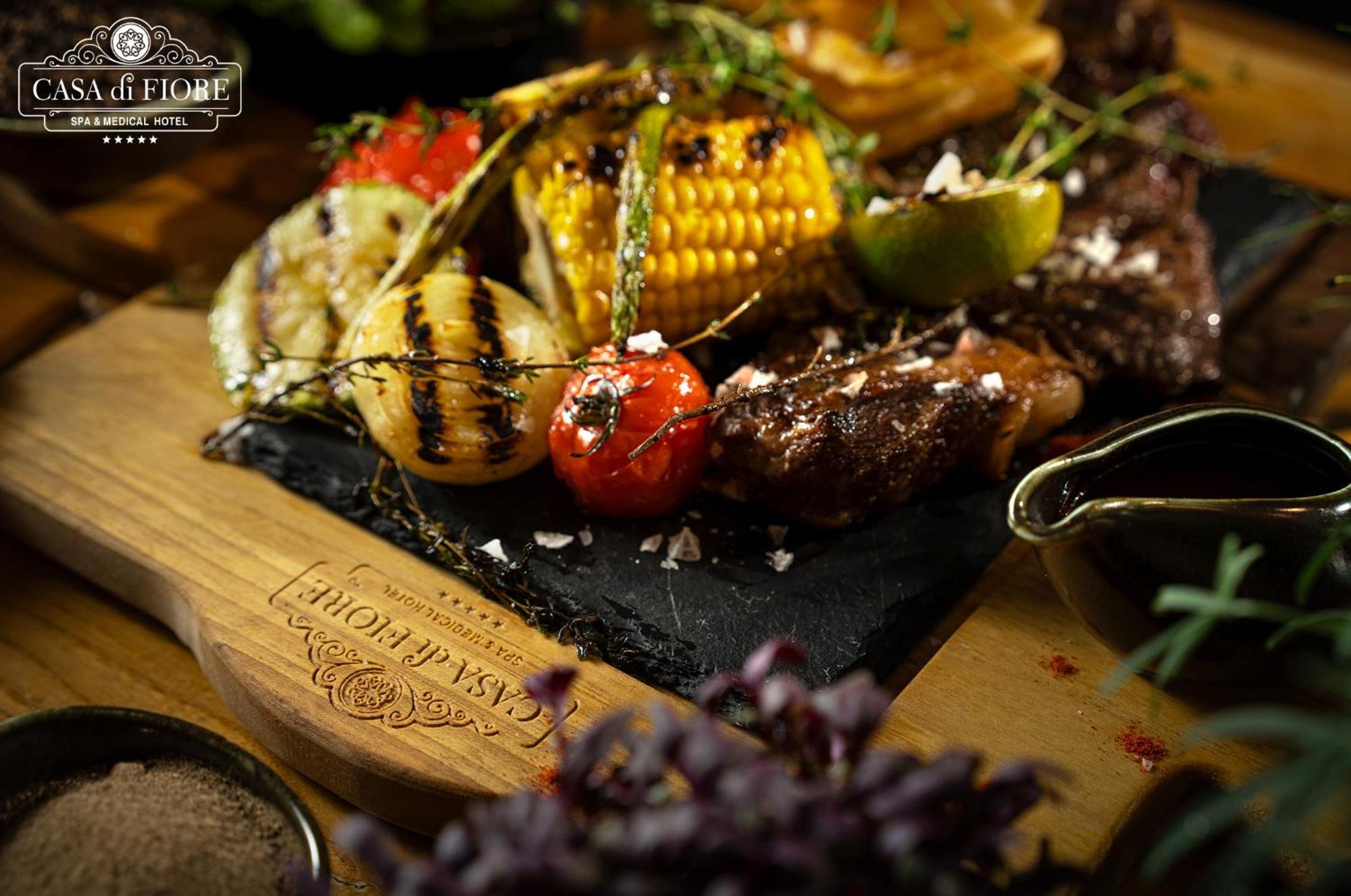 Casa Di Fiore Spa And Medical Hotel, Mineral Pools & Private Beach Kranevo Kültér fotó A grilled vegetable and meat platter