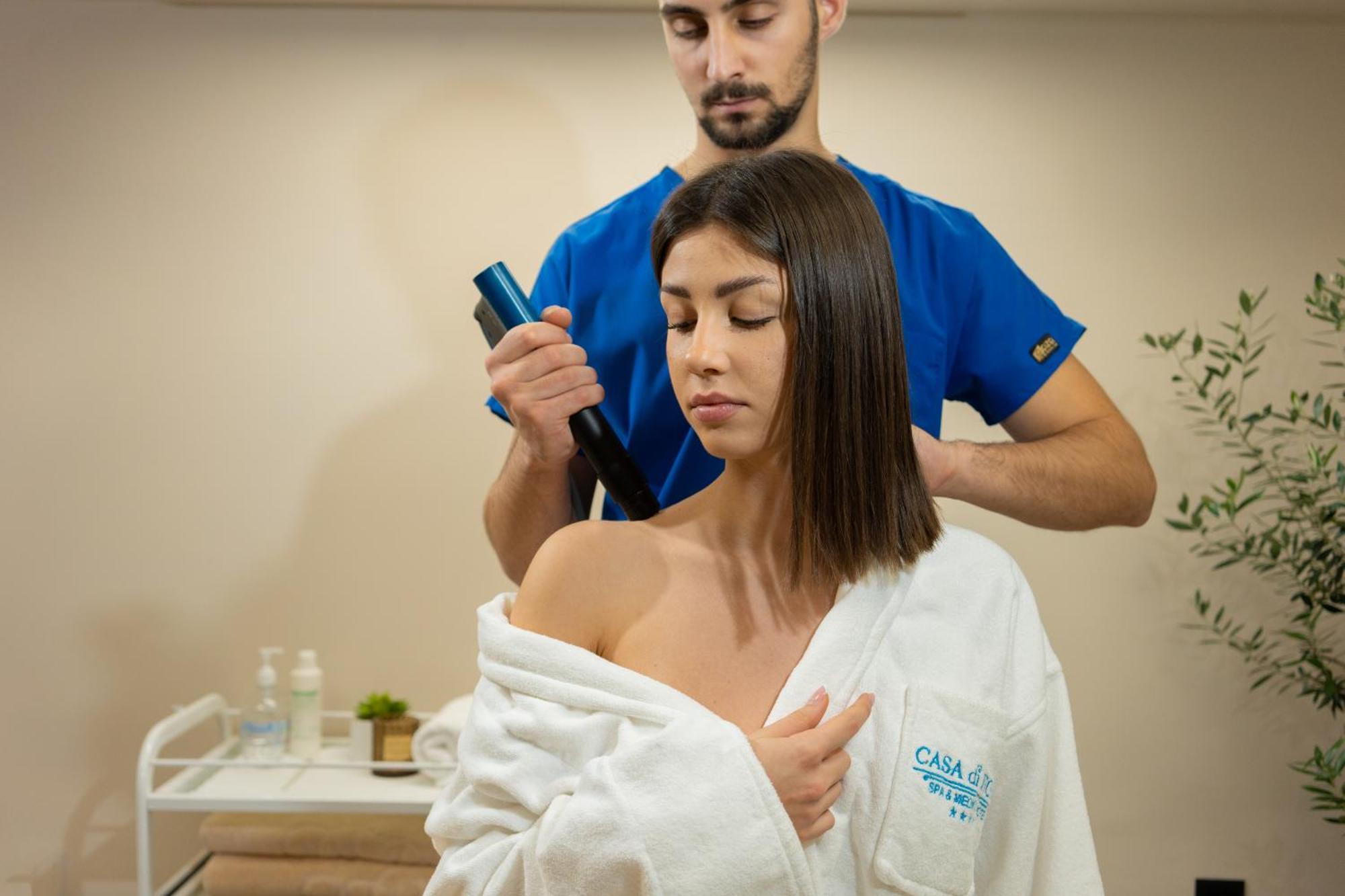 Casa Di Fiore Spa And Medical Hotel, Mineral Pools & Private Beach Kranevo Kültér fotó A woman receiving a massage