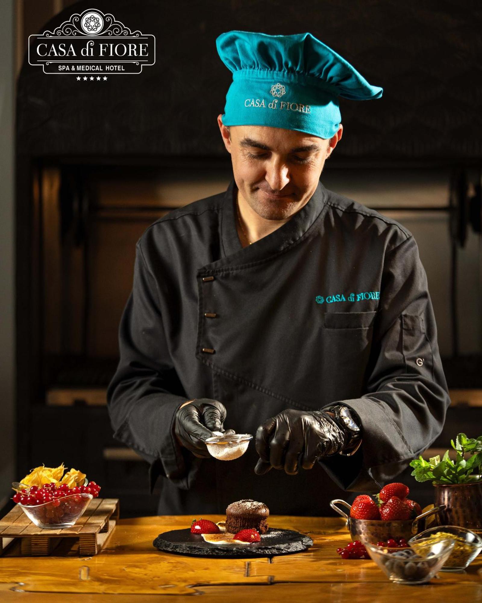 Casa Di Fiore Spa And Medical Hotel, Mineral Pools & Private Beach Kranevo Kültér fotó A chef preparing food