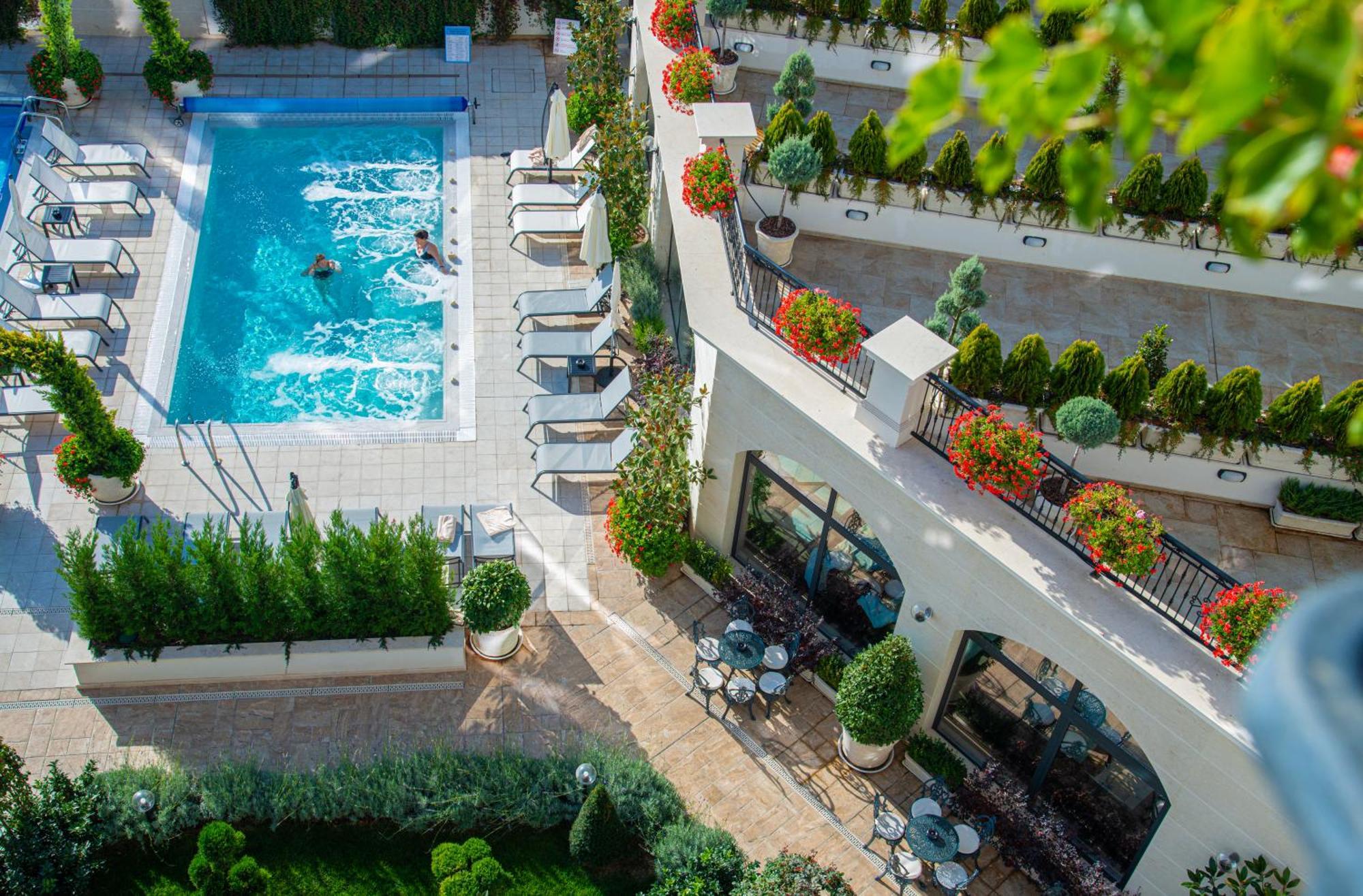Casa Di Fiore Spa And Medical Hotel, Mineral Pools & Private Beach Kranevo Kültér fotó The pool at the hotel